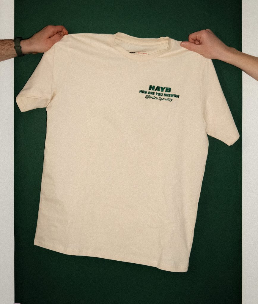 Ecru T-Shirt HAYB zielone tło