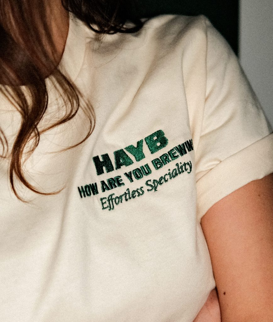 detal logo Ecru T-Shirt HAYB