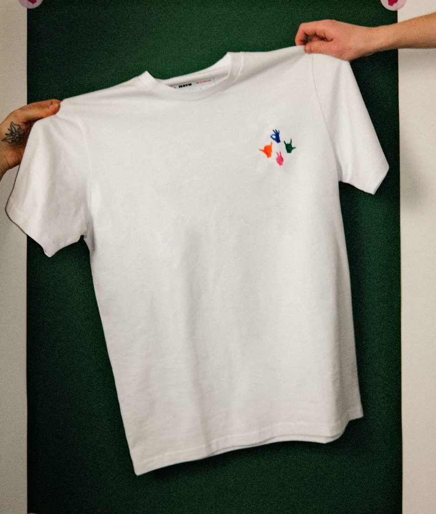 GS-Cropped-8-Full Biały T-Shirt HAYB SIE PRZELEWA zielone tło